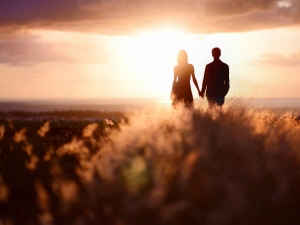 Lopend bij ondergaande zon aan strand Relatiecyclus - de bewuste relatie - imago relatietherapie